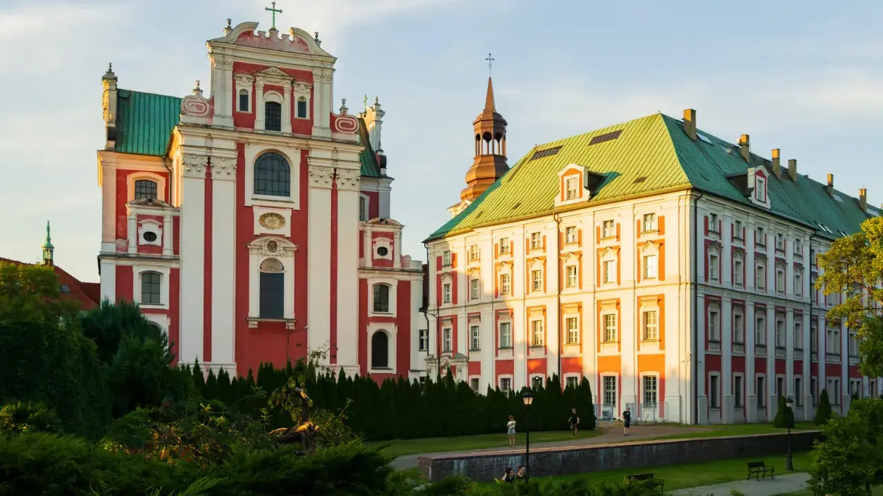 Zachód słońca nad poznańską archikatedrą i pałacem arcybiskupim. Piękne, fajne miejsca w Poznaniu.
