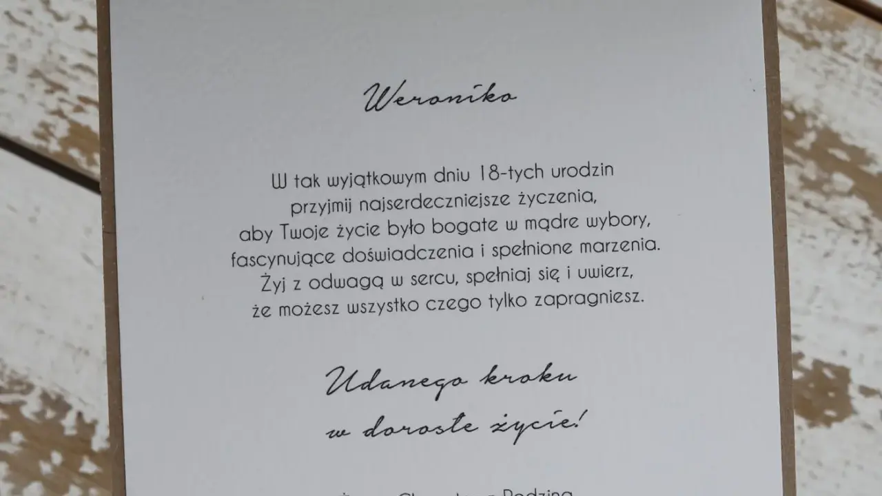 Weroniko, przyjmij życzenia na 18 urodziny! Niech życie będzie bogate w doświadczenia i spełnione marzenia. Udanego kroku w dorosłe życie!