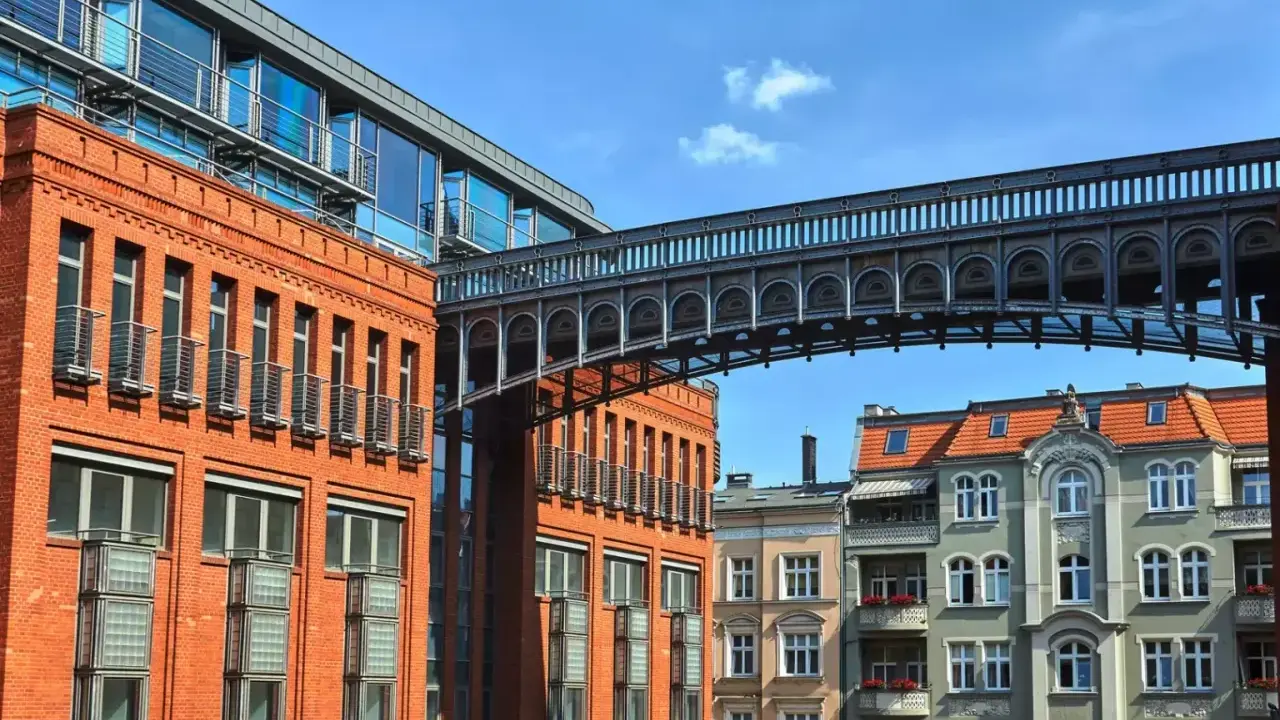 Most nowoczesnej architektury łączy się z zabytkowymi kamienicami, tworząc nietypowe atrakcje w Poznaniu.