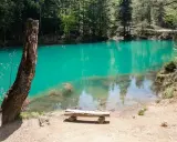 Idealny pomysł na weekend: ławka nad turkusowym jeziorem w lesie. Cisza i spokój dla każdego.