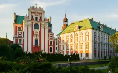 Zachód słońca nad poznańską archikatedrą i pałacem arcybiskupim. Piękne, fajne miejsca w Poznaniu.
