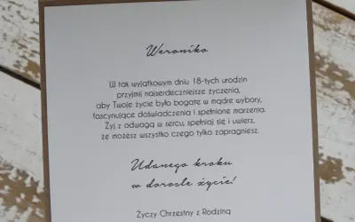 Weroniko, przyjmij życzenia na 18 urodziny! Niech życie będzie bogate w doświadczenia i spełnione marzenia. Udanego kroku w dorosłe życie!