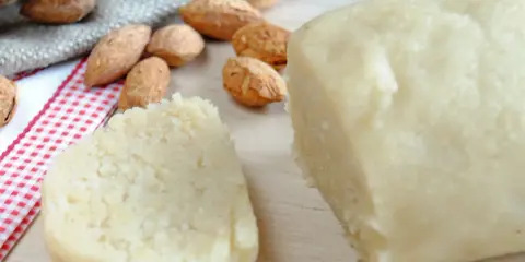 Domowy masa marcepanowa przepis. Składniki: migdały, cukier puder, białko. Idealna do dekoracji ciast i deserów.