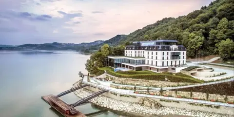 Elegancki hotel nad jeziorem, idealny na romantyczny wypad. Odkryj ciekawe miejsca w Małopolsce dla zakochanych.