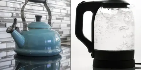 Niebieski czajnik na kuchence indukcyjnej i szklany czajnik elektryczny w trakcie gotowania wody.
