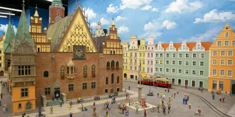 Miniaturowy Rynek we Wrocławiu, z kolorowymi kamieniczkami i tramwajem, to świetne wrocławskie atrakcje dla młodzieży.