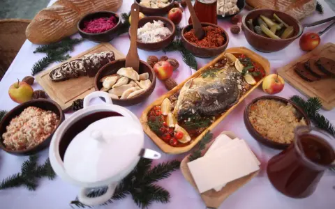 Tradycyjne potrawy wigilijne: karp, pierogi, kapusta z grochem, barszcz, sałatki i makowiec.