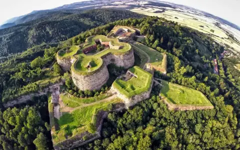 Forteca Srebrna Góra, jedno z mało znanych miejsc na Dolnym Śląsku, majestatycznie wznosi się wśród zielonych wzgórz.