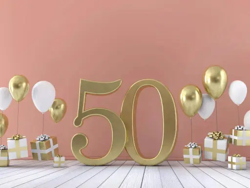 Złota liczba 50 otoczona balonami i prezentami. Idealne tło na życzenia na 50 urodziny.