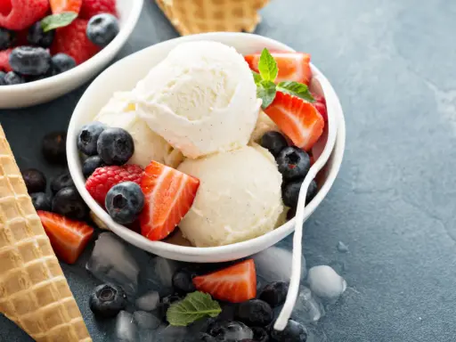 Pyszne lody bez mleka z malinami, borówkami i truskawkami. Idealne na letnie orzeźwienie.