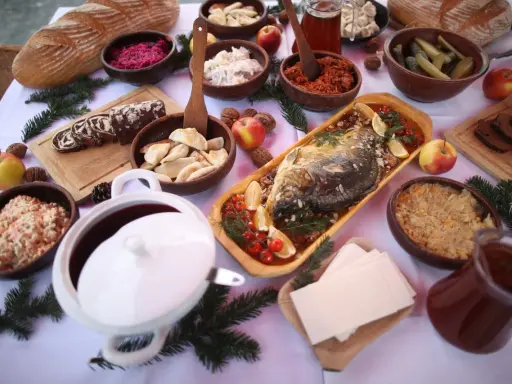 Tradycyjne potrawy wigilijne: karp, pierogi, kapusta z grochem, barszcz, sałatki i makowiec.