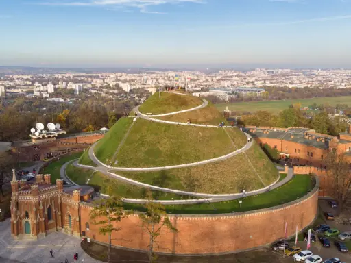Spacer po Kopcu Krakusa to świetny pomysł na to, co można robić w Krakowie ze znajomymi. Widok na miasto zapiera dech w piersiach!