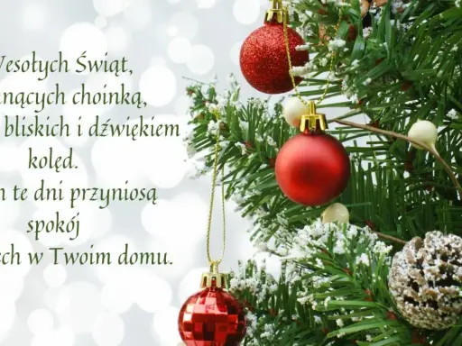 Choinka z bombkami i szyszką, na tle bokeh. Proste życzenia świąteczne: "Wesołych Świąt, pachnących choinką, ciepłem bliskich i dźwiękiem kolęd. Niech te dni przyniosą spokój i uśmiech w Twoim domu.