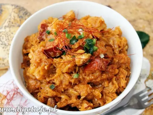 Pyszny bigos z kiszonej kapusty, bogaty w smaku, udekorowany nitkami chili i zieloną cebulką. Idealny na chłodne dni.