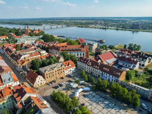 Urokliwe miasteczko nad Wisłą, idealne na jednodniową wycieczkę. Atrakcje turystyczne 100 km od Płocka czekają!