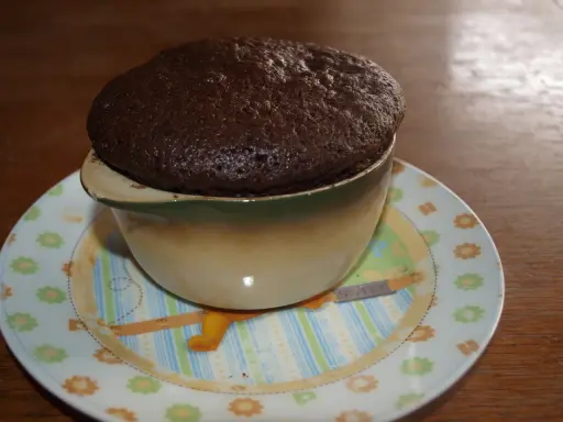 Puszyste ciasto czekoladowe z mikrofali w kubku, na talerzyku z motywem misia.