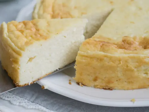 Puszysty sernik z mascarpone i twarogiem, moje wypieki. Idealny na deser, lekki i pyszny.
