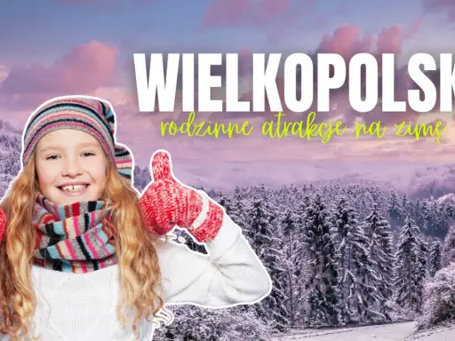 Uśmiechnięta dziewczynka w zimowym stroju pokazuje kciuki w górę na tle ośnieżonych drzew. Wielkopolska oferuje wspaniałe atrakcje dla dzieci zimą!