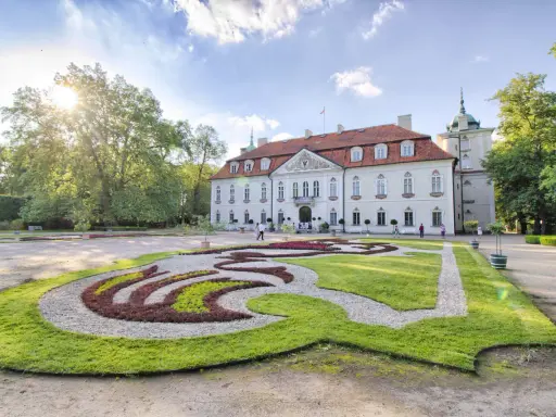Piękny pałac z ogrodem to idealne miejsce, gdzie zabrać mamę na Dzień Matki.