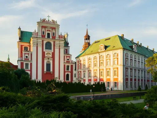 Zachód słońca nad poznańską archikatedrą i pałacem arcybiskupim. Piękne, fajne miejsca w Poznaniu.