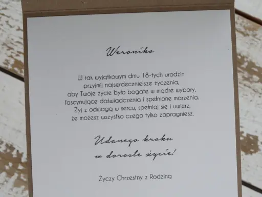 Weroniko, przyjmij życzenia na 18 urodziny! Niech życie będzie bogate w doświadczenia i spełnione marzenia. Udanego kroku w dorosłe życie!