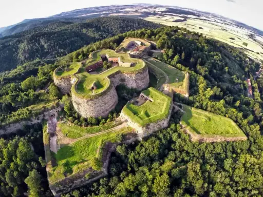 Forteca Srebrna Góra, jedno z mało znanych miejsc na Dolnym Śląsku, majestatycznie wznosi się wśród zielonych wzgórz.