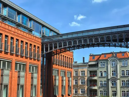Most nowoczesnej architektury łączy się z zabytkowymi kamienicami, tworząc nietypowe atrakcje w Poznaniu.