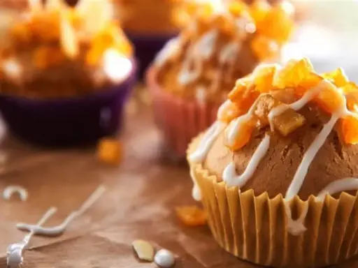 Słodkie muffinki i babeczki, udekorowane lukrem i kandyzowanymi owocami, kuszą swoim wyglądem.