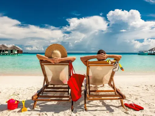 Para plażę: kapelusz, okulary do nurkowania, czerwona torba, wiaderko z łopatką i klapki. Idealne rzeczy, by zabrać na plażę!