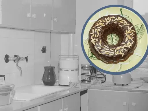 Czekoladowa babka z migdałami na talerzu, w kuchni z lat 70. Prawdziwy slow food.