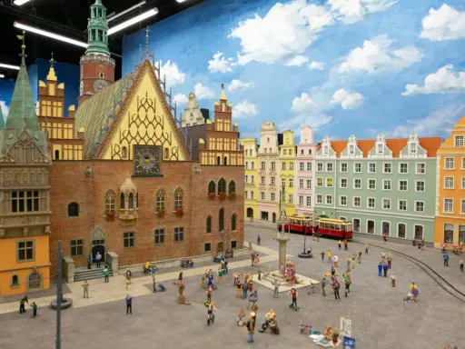 Miniaturowy Rynek we Wrocławiu, z kolorowymi kamieniczkami i tramwajem, to świetne wrocławskie atrakcje dla młodzieży.