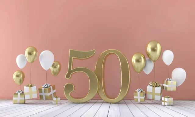 Złota liczba 50 otoczona balonami i prezentami. Idealne tło na życzenia na 50 urodziny.