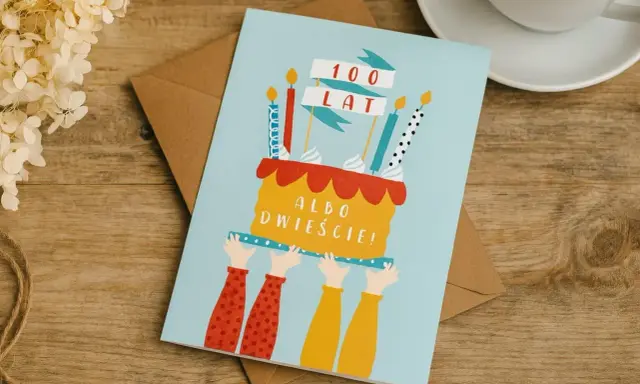 Urodzinowa kartka z tortem i napisami "100 LAT ALBO DWIEŚCIE!" – klasyczne życzenia urodzinowe.