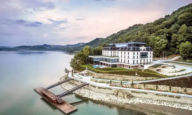 Elegancki hotel nad jeziorem, idealny na romantyczny wypad. Odkryj ciekawe miejsca w Małopolsce dla zakochanych.
