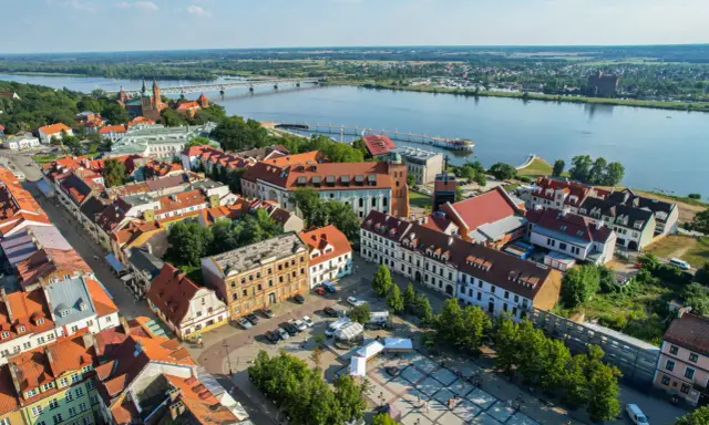 Urokliwe miasteczko nad Wisłą, idealne na jednodniową wycieczkę. Atrakcje turystyczne 100 km od Płocka czekają!