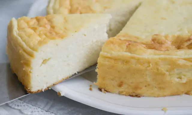Puszysty sernik z mascarpone i twarogiem, moje wypieki. Idealny na deser, lekki i pyszny.