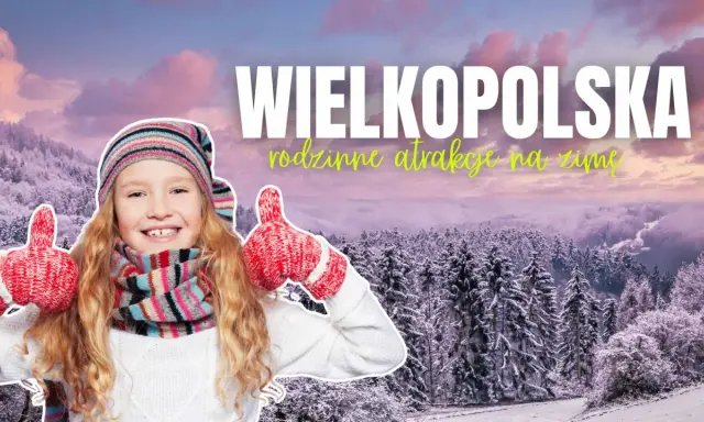 Uśmiechnięta dziewczynka w zimowym stroju pokazuje kciuki w górę na tle ośnieżonych drzew. Wielkopolska oferuje wspaniałe atrakcje dla dzieci zimą!