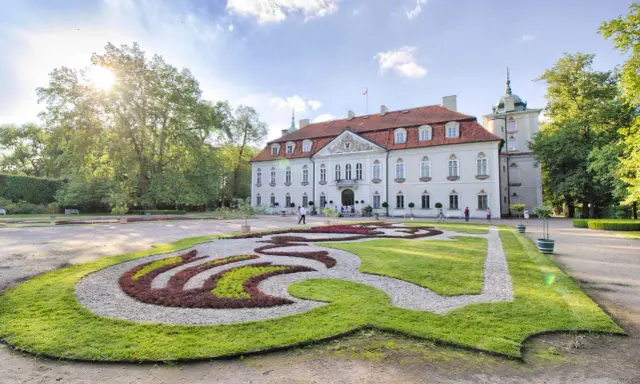 Piękny pałac z ogrodem to idealne miejsce, gdzie zabrać mamę na Dzień Matki.