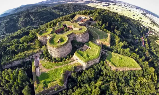 Forteca Srebrna Góra, jedno z mało znanych miejsc na Dolnym Śląsku, majestatycznie wznosi się wśród zielonych wzgórz.
