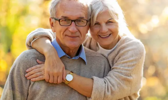 Uśmiechnięta para seniorów, idealna na życzenia na 70 urodziny.