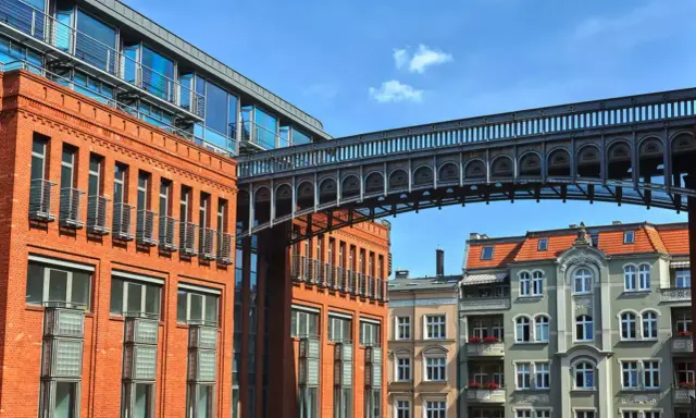 Most nowoczesnej architektury łączy się z zabytkowymi kamienicami, tworząc nietypowe atrakcje w Poznaniu.