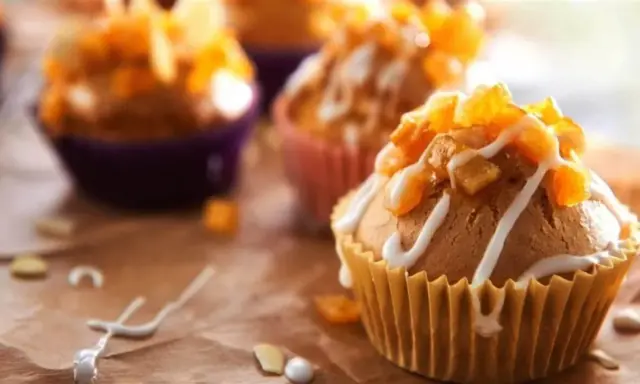 Słodkie muffinki i babeczki, udekorowane lukrem i kandyzowanymi owocami, kuszą swoim wyglądem.
