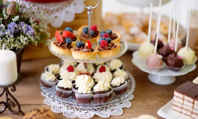Słodkie przekąski na imprezę: babeczki, tartaletki z owocami, cake pops i ciasto.