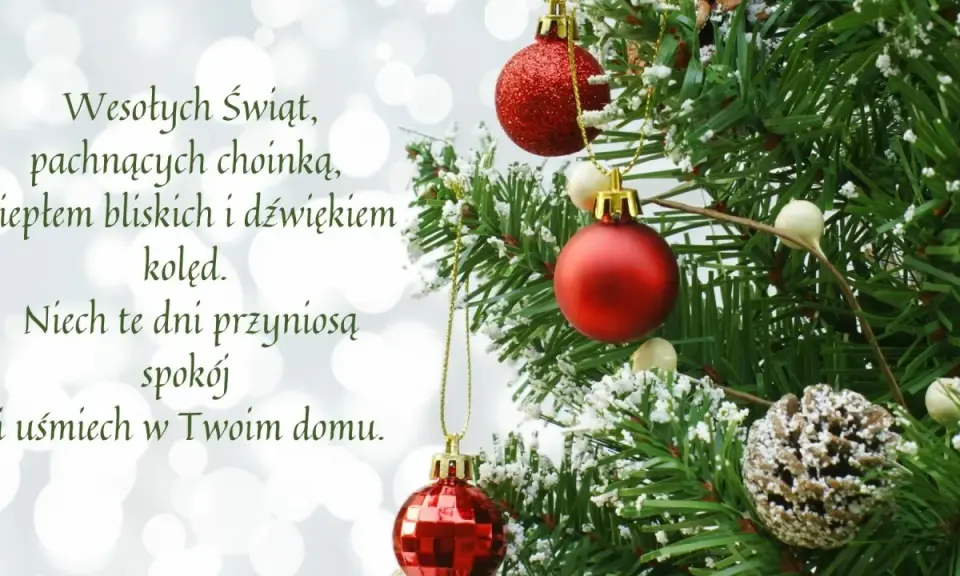 Choinka z bombkami i szyszką, na tle bokeh. Proste życzenia świąteczne: "Wesołych Świąt, pachnących choinką, ciepłem bliskich i dźwiękiem kolęd. Niech te dni przyniosą spokój i uśmiech w Twoim domu.