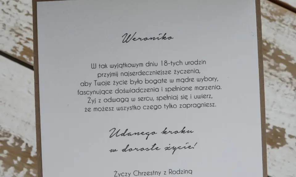 Weroniko, przyjmij życzenia na 18 urodziny! Niech życie będzie bogate w doświadczenia i spełnione marzenia. Udanego kroku w dorosłe życie!