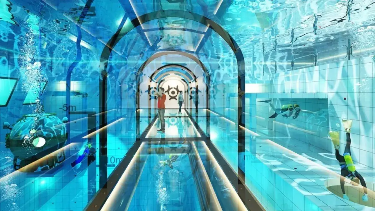 Podwodny tunel z ludźmi i nurkami. To miejsce pokazuje, freediving co to jest – zanurzanie się w głębinach.