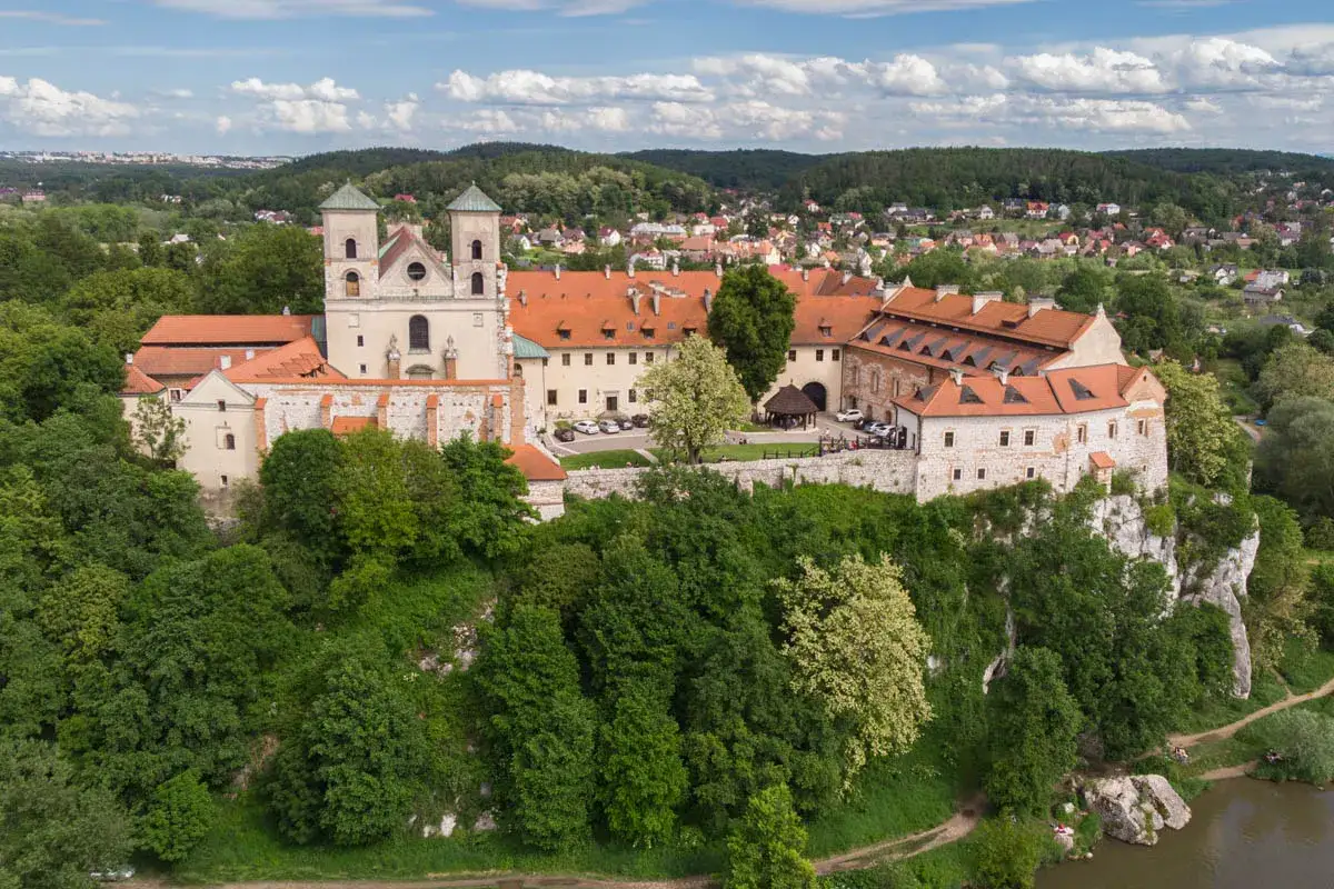 Opactwo Benedyktynów na Skale w Tyńcu, jedna z najpiękniejszych atrakcji Małopolska, otoczone zielenią, z widokiem na dolinę Wisły.