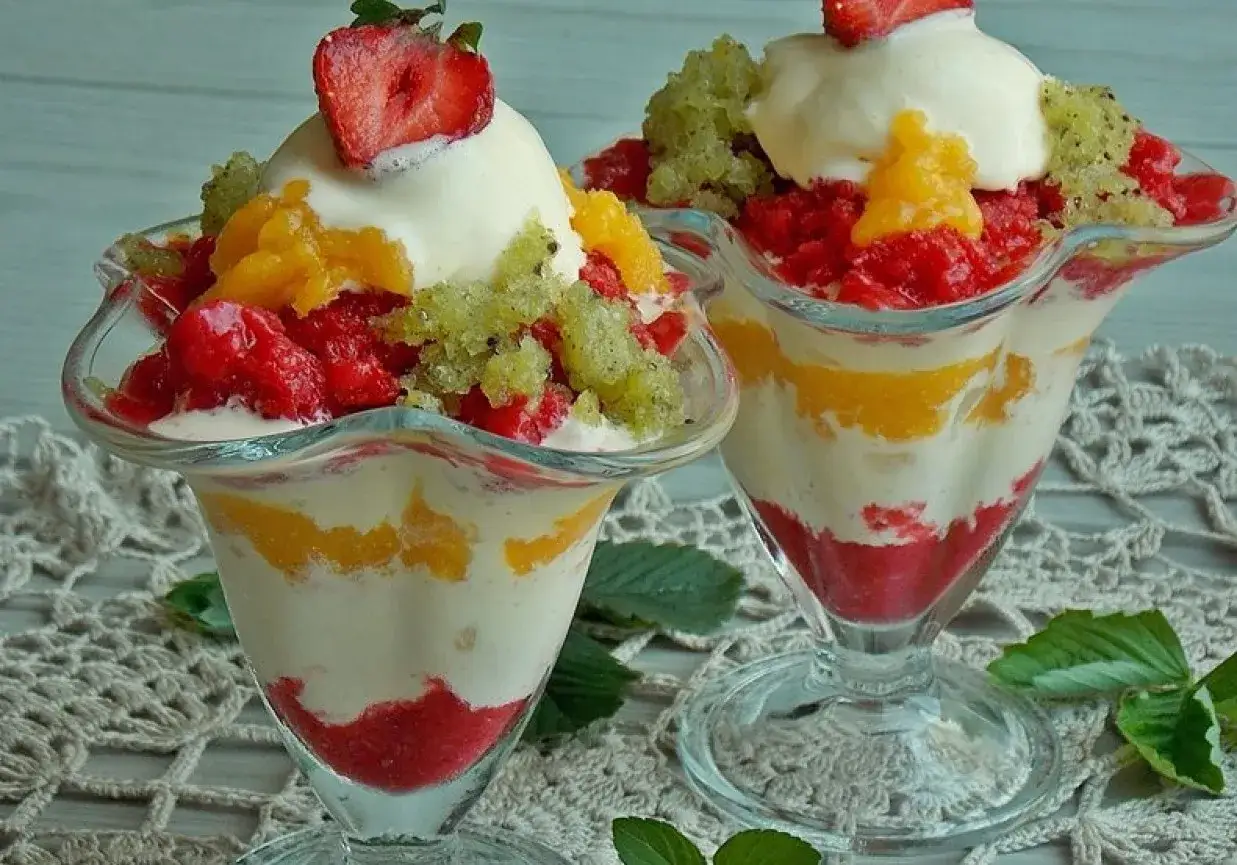 Kolorowe puchary lodowe z owocami i bitą śmietaną to idealny sposób, jak podać lody na przyjęciu.