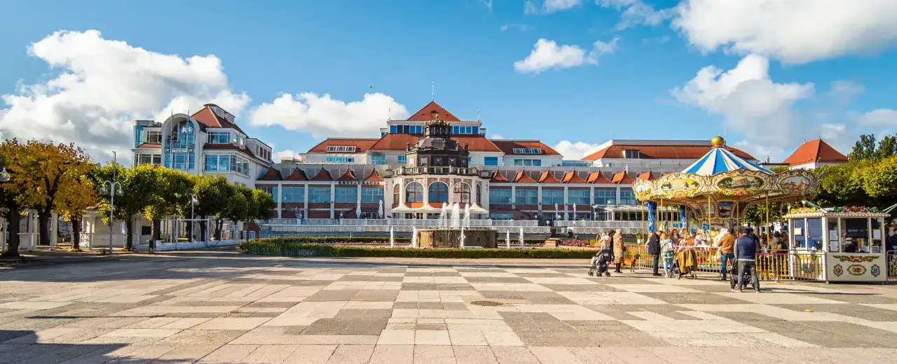 Sopot: piękny plac z karuzelą i fontanną przed Grand Hotelem. Jedno z wielu ciekawe miejsca na pomorzu dla rodzin.