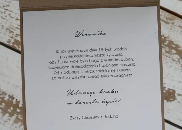 Weroniko, przyjmij życzenia na 18 urodziny! Niech życie będzie bogate w doświadczenia i spełnione marzenia. Udanego kroku w dorosłe życie!